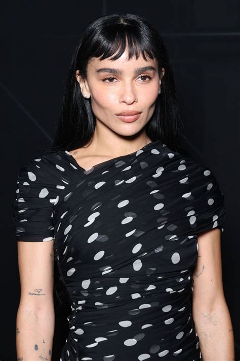 Zoe Kravitz dons Saint Laurent chains and a silver。